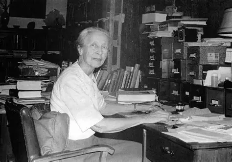 Langer at desk